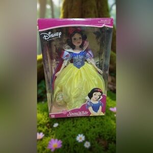 Disney Princess Snow White Porcelain Doll 2002 Edition NIB 14”-16”